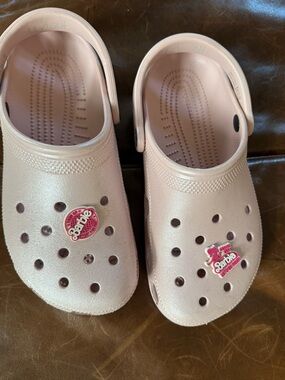 Crocs 8 EUC pink iridescent Barbie charms